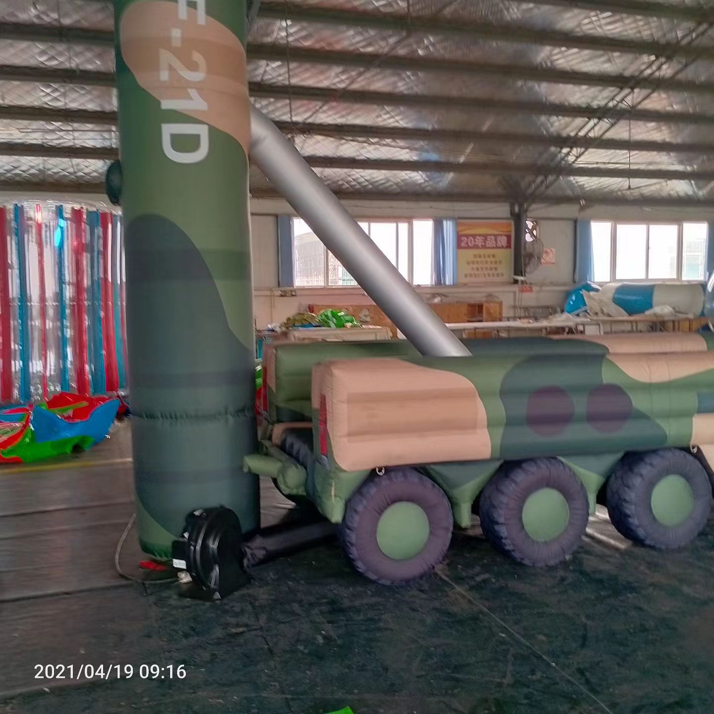 泰和军事演习中的充气目标车辆：模拟发射车雷达车坦克飞机